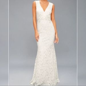 🆕 Lulu's Ceci White Lace Backless Maxi Dress